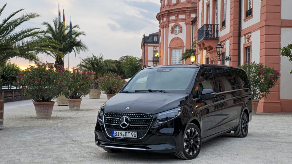 Schwarze Mercedes V-Klasse aus der Flotte von Boardtransit